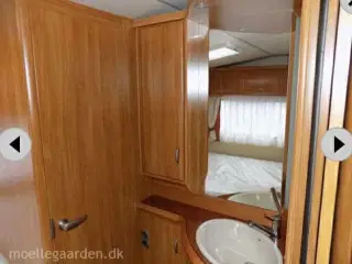 Campingvogn med telt 