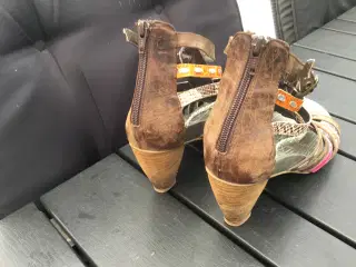 Sandaler med flere farvede remme