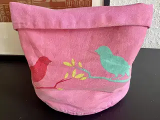 Lyserød stof kurv med fugle