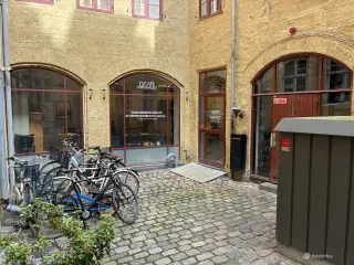 Baggård et stenkast fra Nørreport st.