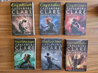 The Mortal Instruments serien, Cassandra Clare