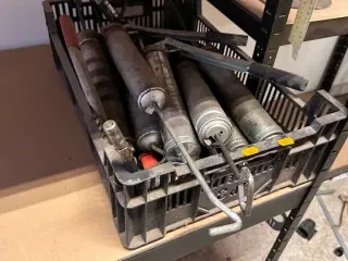 Kasse med diverse fedtsprøjter