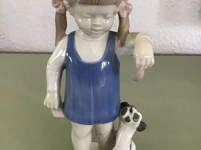 Pige fodrer hund