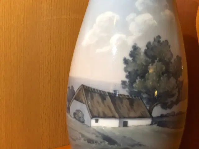 Bing og Grøndahl vase med stråtagshus