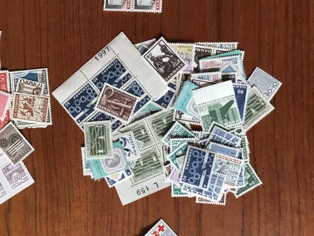 Danmark - 700 postfriske frimærker 