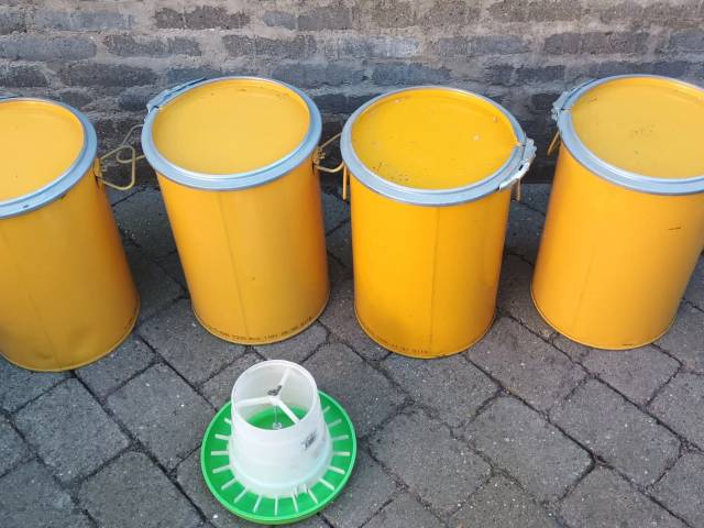 Fodertønder og fodetrug til høns