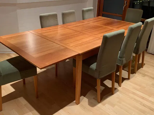 Stort spisebord med 8 stole