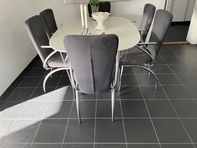 7 stole og et spise bord med 2 eks plader