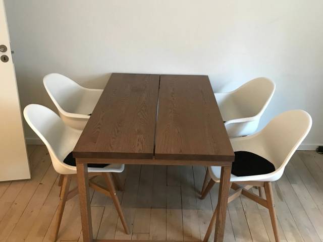 Spisebord med stole