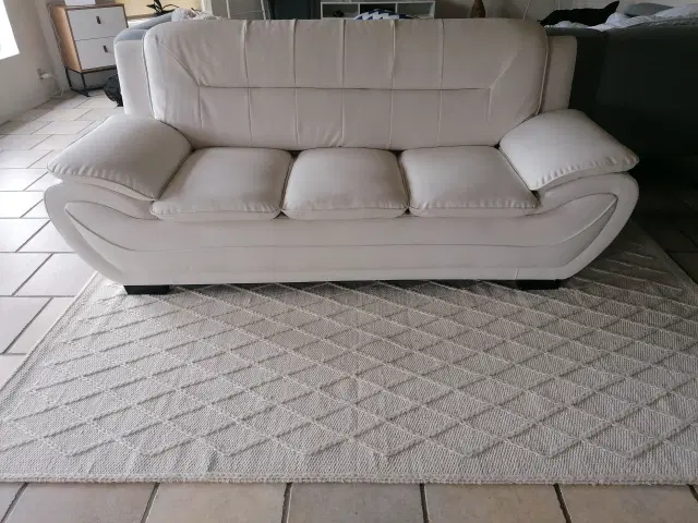 Ny 3 pers sofa i hvid læderlook. 
