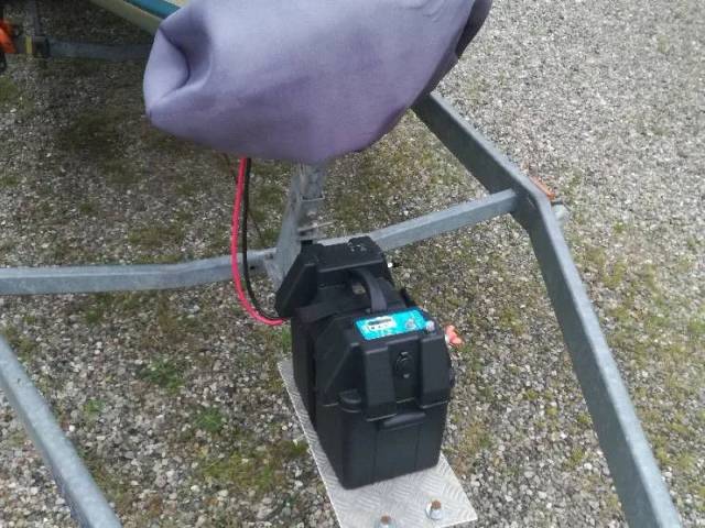 25" motorbåd med bådtrailer. evt. Bytte, kik 