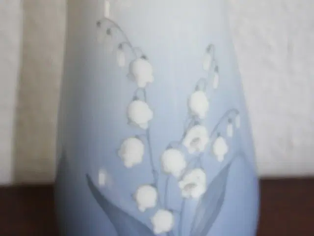 Vase med liljekonval, Bing og Grøndahl