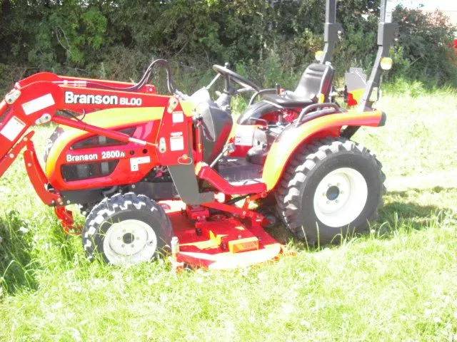 Branson minitraktor model 2500L