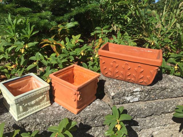 Smukke terracotta krukker med ornamenter