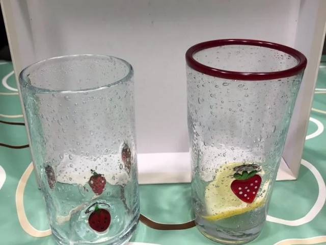 Mundblæste glas med jordbærmotiv