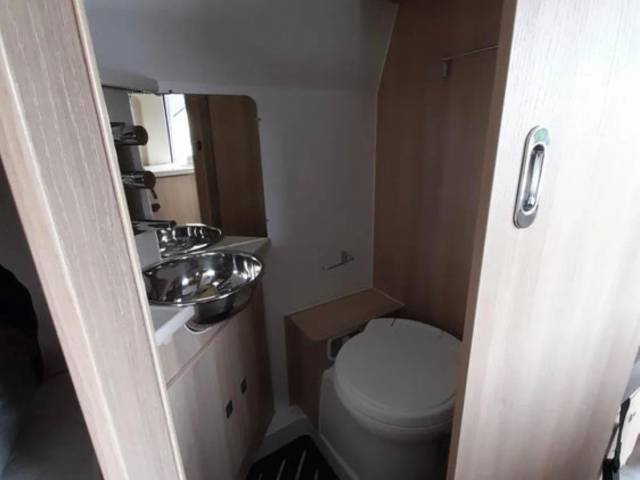 McLouis Menfys Van