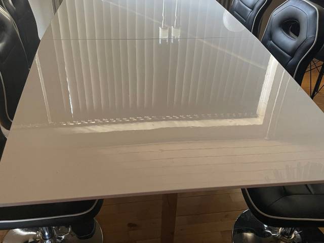 Spisebord med 2 ekstra plader og 6 stole 