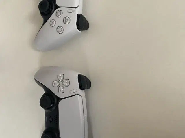 PlayStation 5 Med 2 controllers og 1 spil