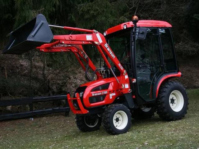 Branson minitraktor model 2500L
