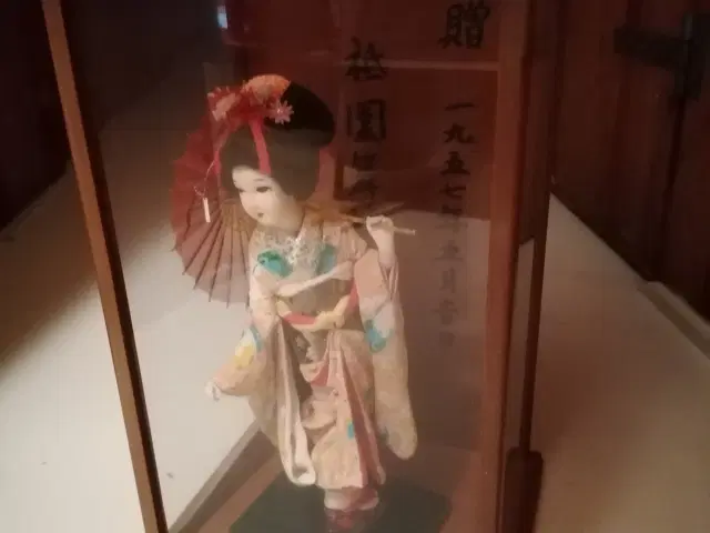 Japansk dukke i montre