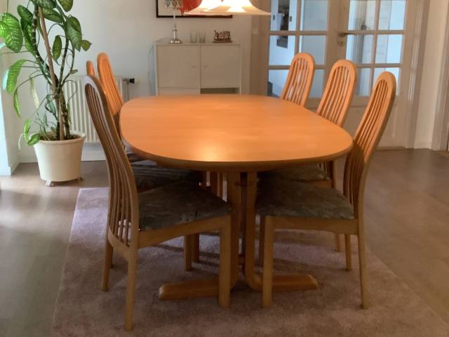 Flot dansk produceret spisebord m/ 8 stole