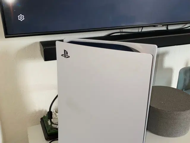 PlayStation 5 med to controllere