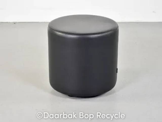 Sort puf fra johanson design