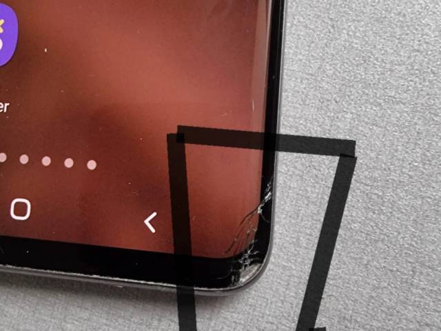 Samsung s 10 pæn men med lille revne i glas 