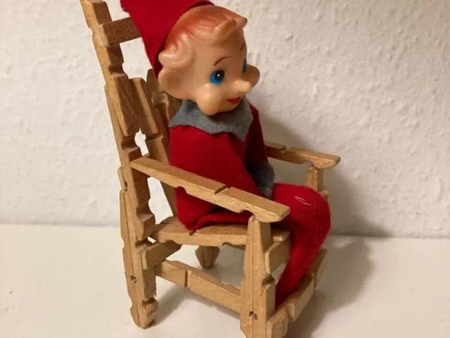 Gl sjælden knænisse i gyngestol
