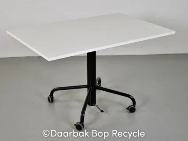 Manuelt hæve-/sænkebord med hvid plade og stel med hjul, 120 cm.