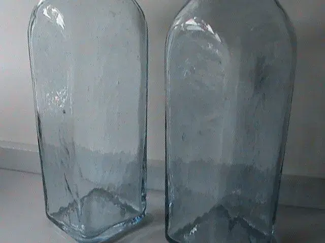 To antikke firkantede glas flasker lys blå
