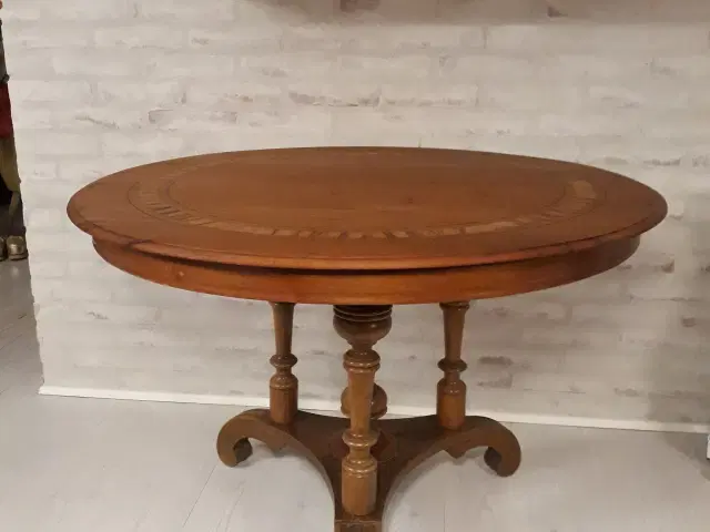Rundt mahogni bord