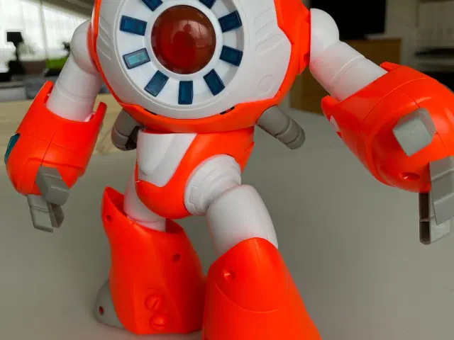 I-QUE robot