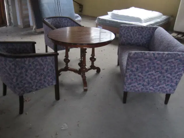 Fint gammelt møbelsæt.