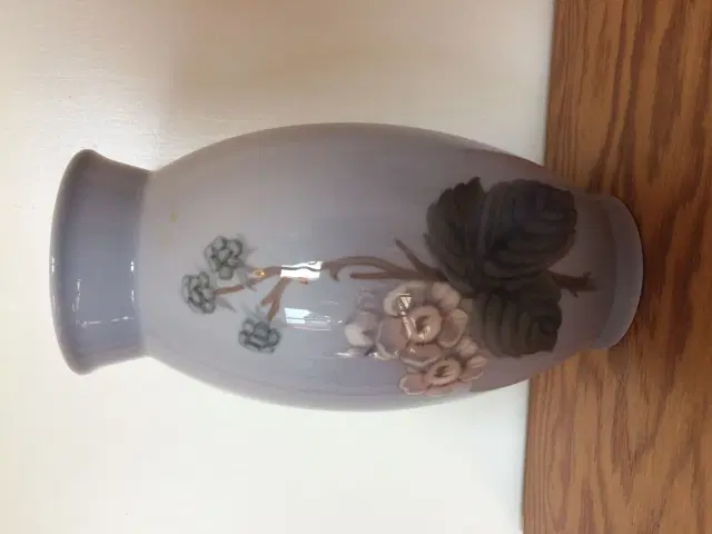 Bing og Grøndahl vase med brombærmotiv