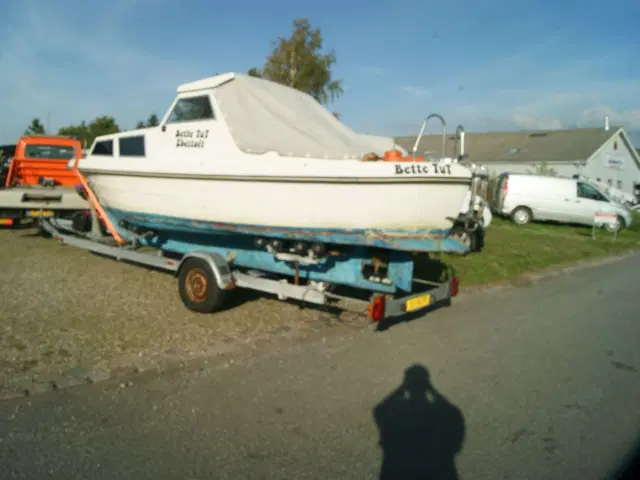 25" motorbåd med bådtrailer. evt. Bytte, kik 