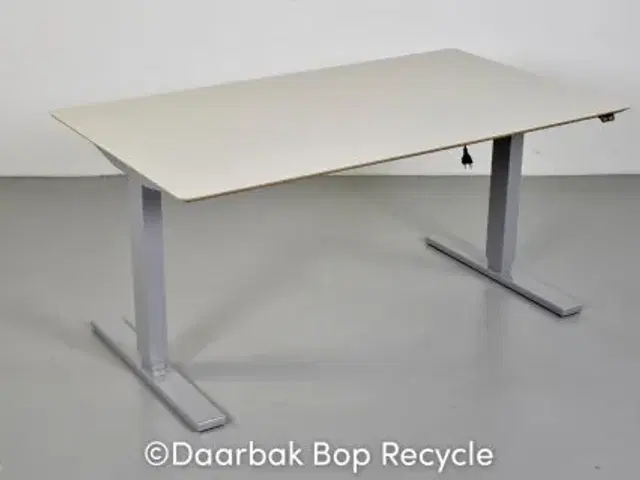 Scan office hæve-/sænkebord med hvid linoleum, 140 cm.