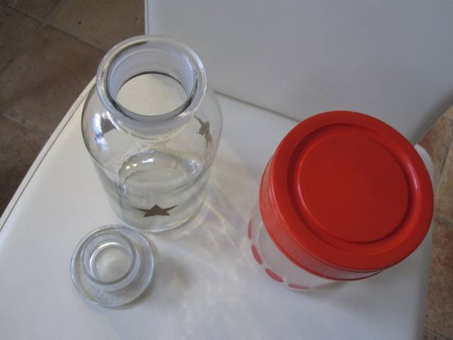 Rød Garant plast bøtte og glaskrukke