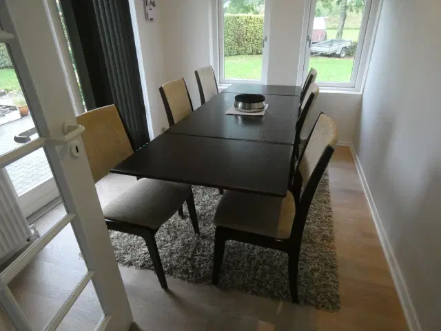 Spisebord med 6 stk. stole