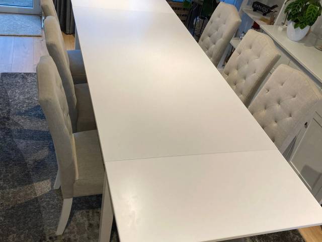 Spisebord med 8 stole