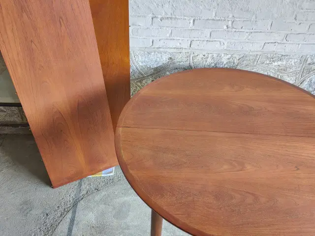 Rundt teaktræ spisebord med to ekstra plader