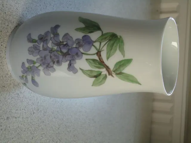 Vase med "Blåregn" fra Bing og Grøndahl