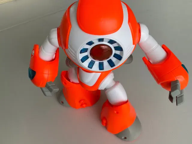 I-QUE robot