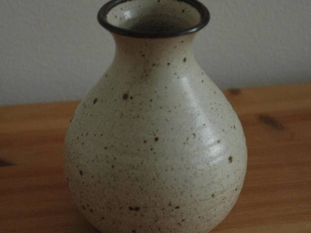 Dråbeformet keramik vase med bær-design