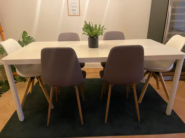 Spisebord i hvid med stole i grå (ikke de hvide)