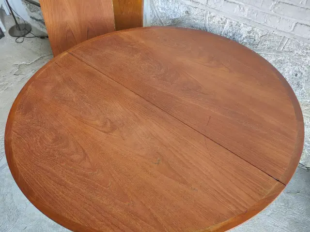 Rundt teaktræ spisebord med to ekstra plader