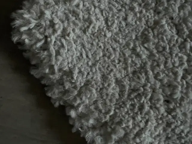 Stort flot råhvidt tæppe