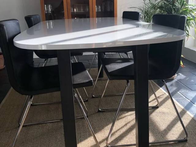 Spisebord + 4 stole fra Ikea