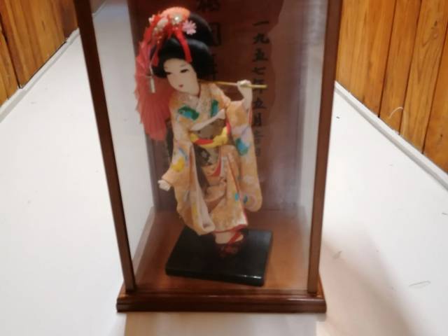Japansk dukke i montre