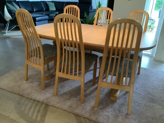 Flot dansk produceret spisebord m/ 8 stole